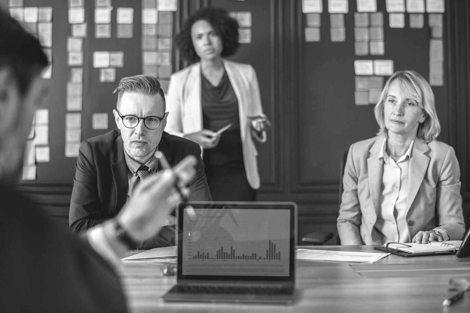 Digitale Transformation in der Praxis - Moderne Büroumgebung mit innovativer Technologie